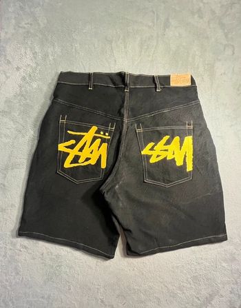 Short/Jort Stussy Black Embroidered Yellow Big Logo Back – Taille L