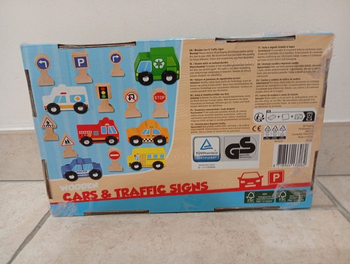 Ensemble de véhicules et de panneaux en bois - photo numéro 2