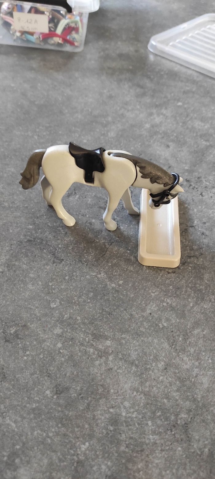 (D36) Playmobil cheval gris avec mangeoire