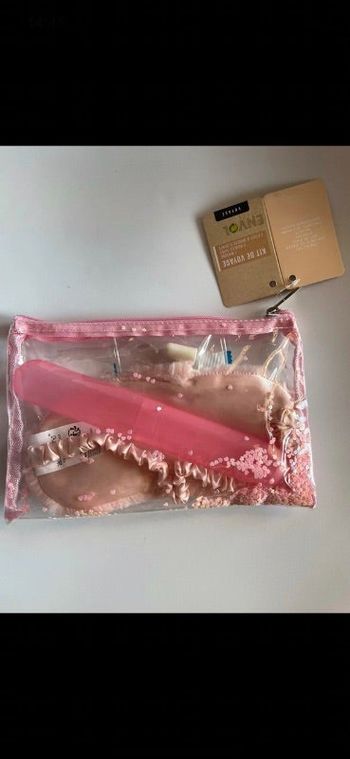 Jolie trousse avec accessoires pour voyage