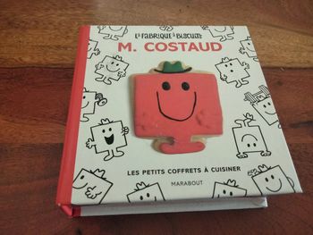 Livre intitulé la fabrique à biscuits monsieur costaud marabout