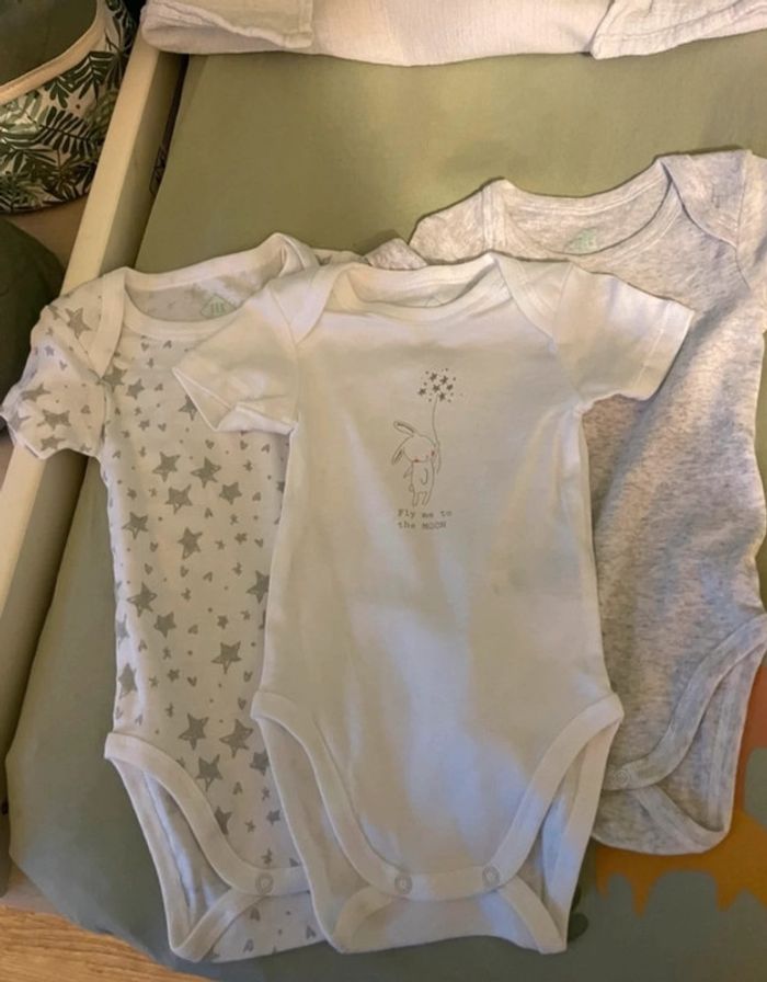 Lot bodies manches courtes 6 mois