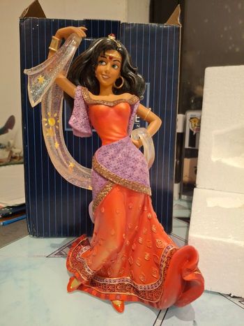 Esmeralda bossue de notre dame disney showcase