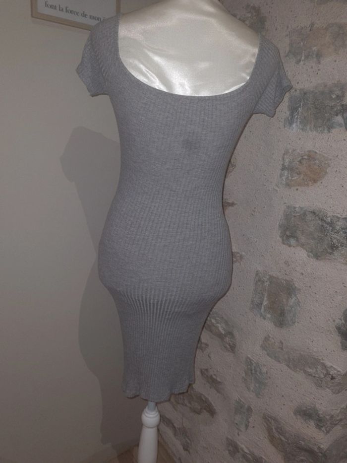 Robe grise près du corps élastique - photo numéro 2