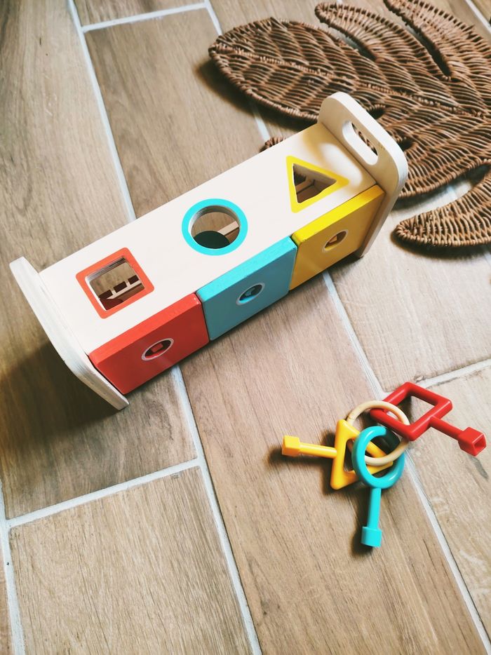 🔑Jeu 2 en 1 La boîte à clés avec formes à encastrer en bois marque Janod - photo numéro 2