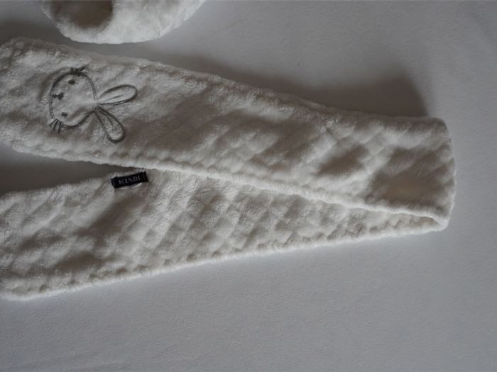 Ensemble velours blanc/écru fantaisie Kiabi : bonnet + écharpe + moufles pour bébé Taille : 0/3 mois - photo numéro 3