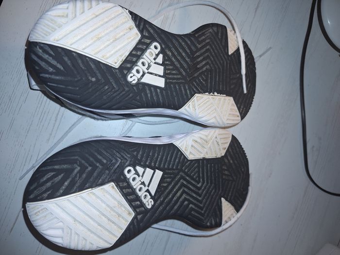 Une paire de basket adidas noir et blanc - photo numéro 3
