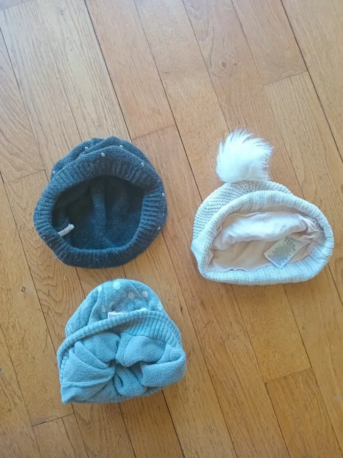 Lot 3 bonnets hiver fille laine et coton 6-9 mois Okaïdi et autres marques - photo numéro 2