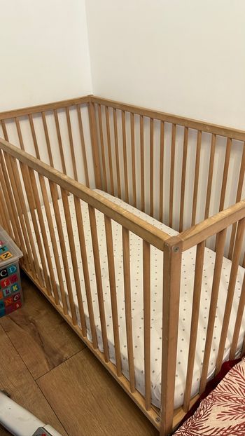 Lit bébé en bois à vendre