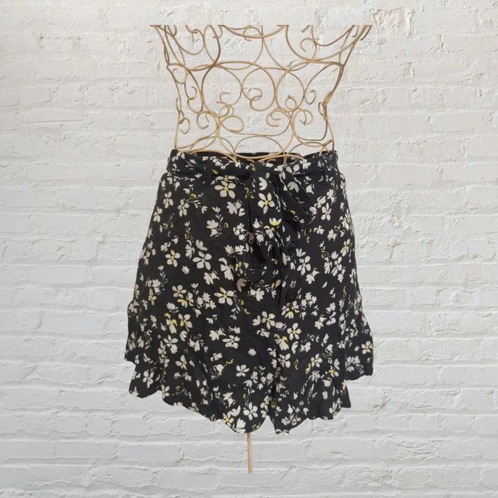 Magnifique short noir fleuri Pull & Bear Taille S - photo numéro 3