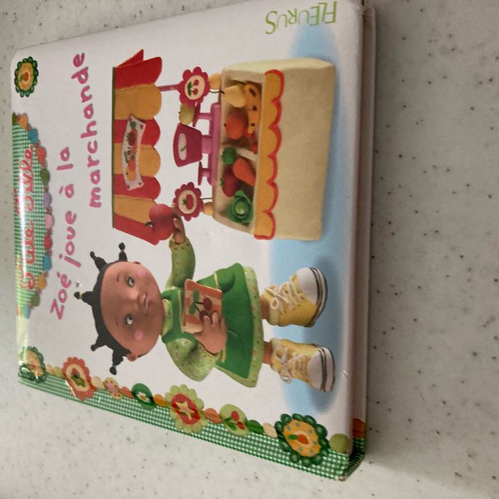 Livre dure Zoe joue à la marchande