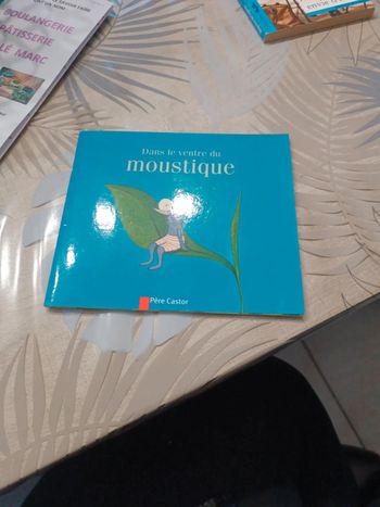 Livre dans le ventre du moustique