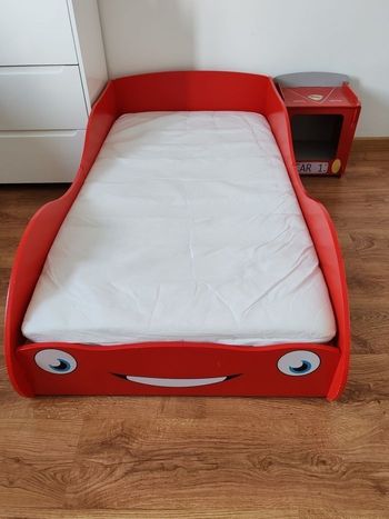 Lit voiture rouge avec matelas (140x70) + commode assortie