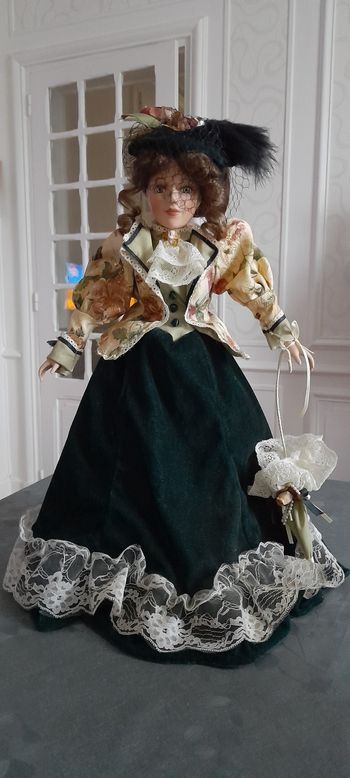 Poupée en porcelaine avec sont socle