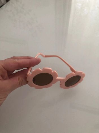Paire de lunettes de soleil fille