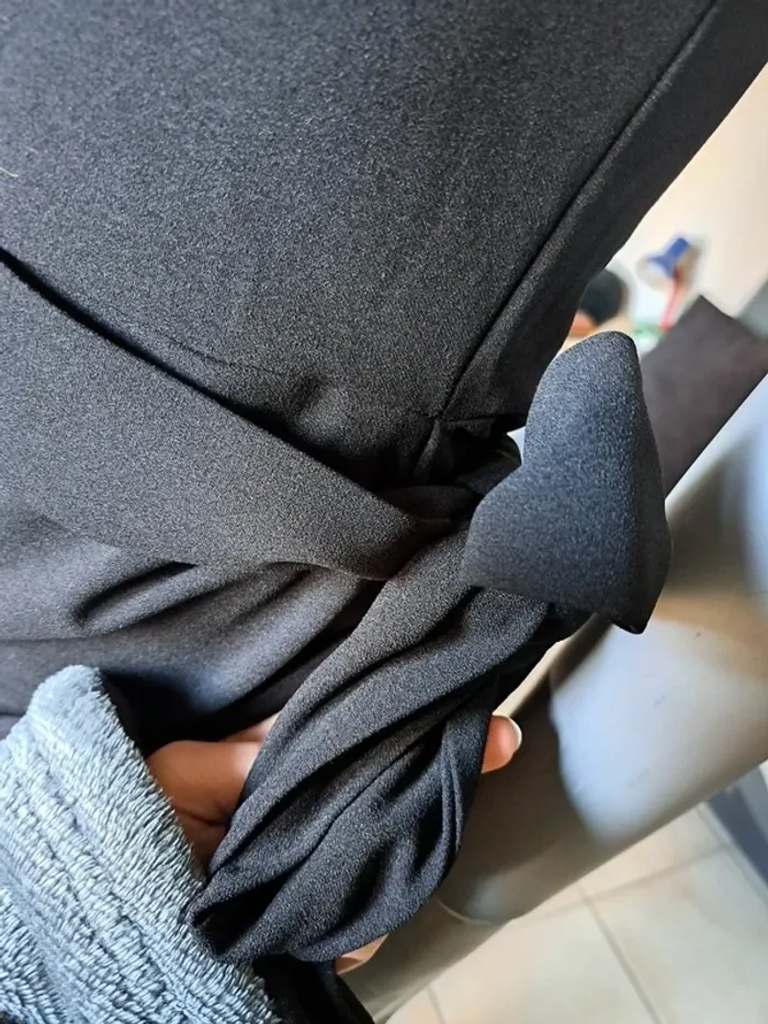 Robe noire moulante - photo numéro 4