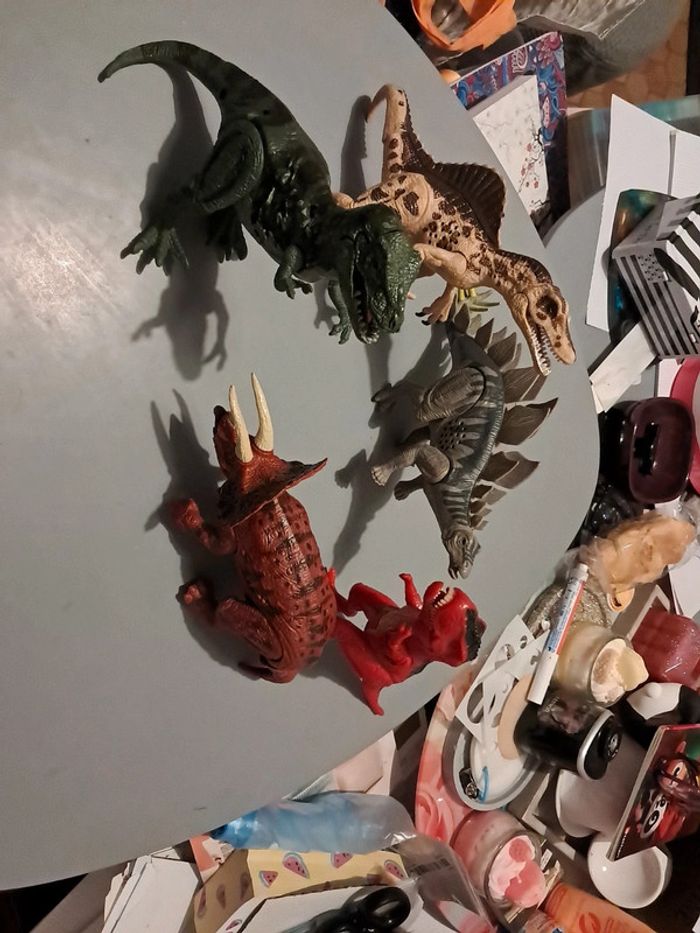 Lot de 5 dinosaures qui grognent et yeux s'allument