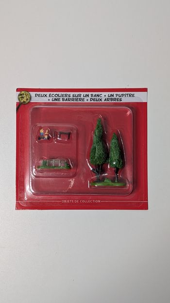 [Hachette] Village d'Astérix collection deux écolier sur un banc + un pupitre + une barrière + 2 arb