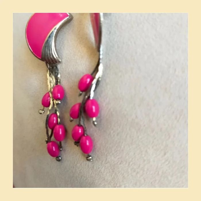 Boucles d'oreilles pendantes rose fuchsia demi-lune et perles vintage - photo numéro 5
