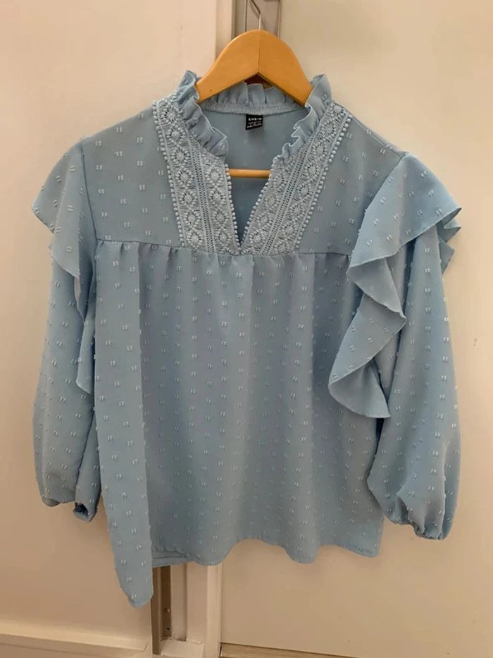 Blouse à volants plumetis bleu Shein T.S comme neuve