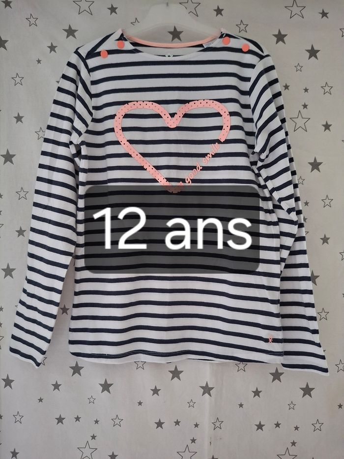 Tee-shirt rayé blanc et bleu marine avec un cœur rose 12 ans Okaïdi 
Très bon état ni trous ni tache