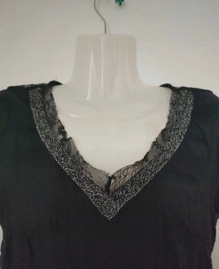Tee-shirt col v à paillettes et dentelle chic femme - photo numéro 4