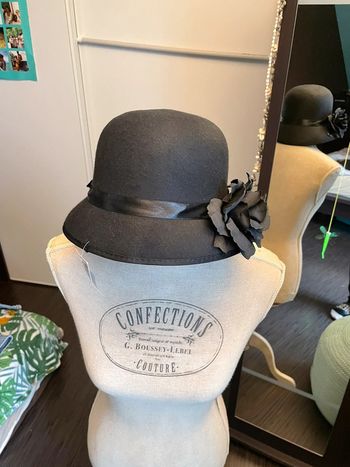 Chapeau Love noir neuf avec étiquette