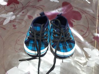 Chaussures naissance style baskets en toile