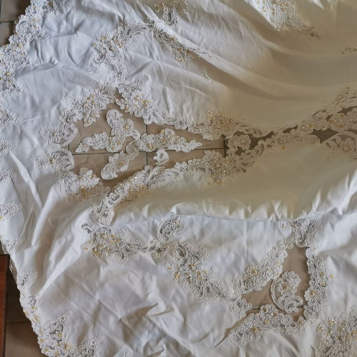 Robe de mariée blanche + voile+ jupon +cerceaux +gants - photo numéro 11
