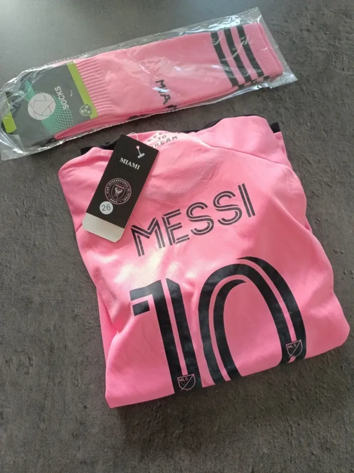 Tenue foot Léo Messi Inter Miami rose. T.26 - photo numéro 4