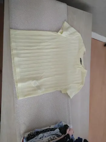 Haut léger fluide jaune 16 ans