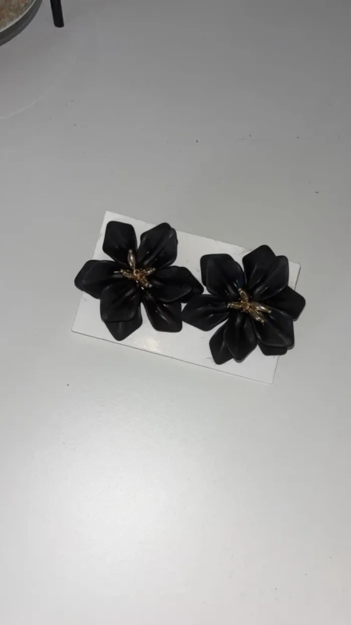 Magnifique boucles d'oreilles fleurs noires
