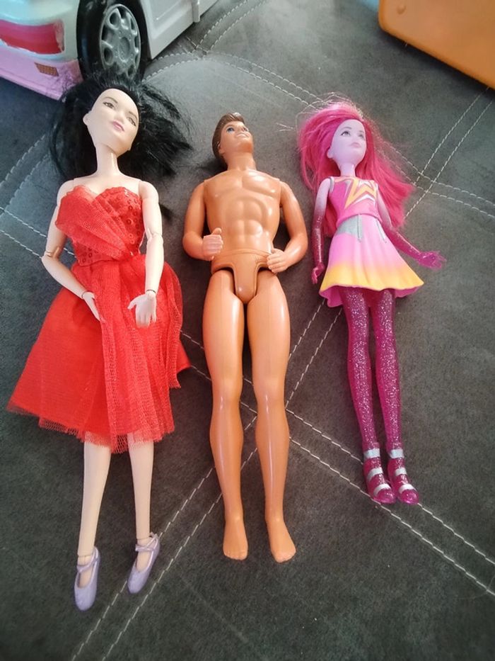 Lot de 6 Barbies et accessoires multiples - photo numéro 2