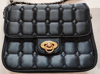 Sac à main noir effet matelassé