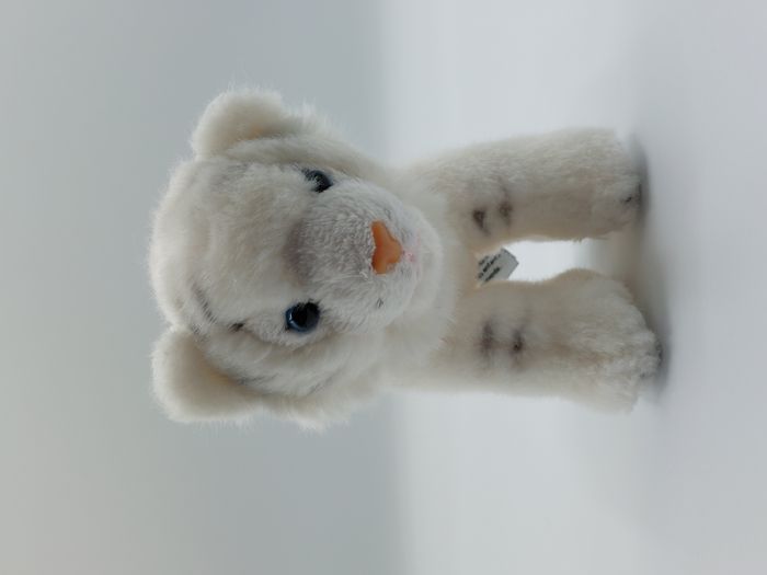 Petite peluche doudou tigre blanc NATURE PLANET plan international yeux bleus