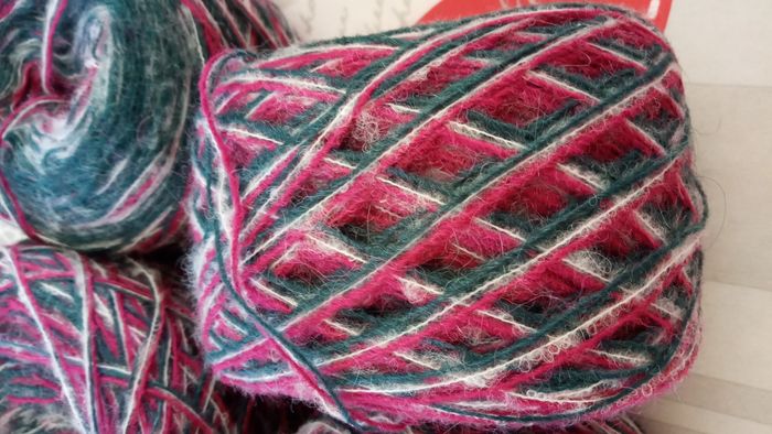 Lot de 4 Pelotes Fantaisie Tons Roses Fuchsias, Gris Foncés et Blancs (285g) - photo numéro 3