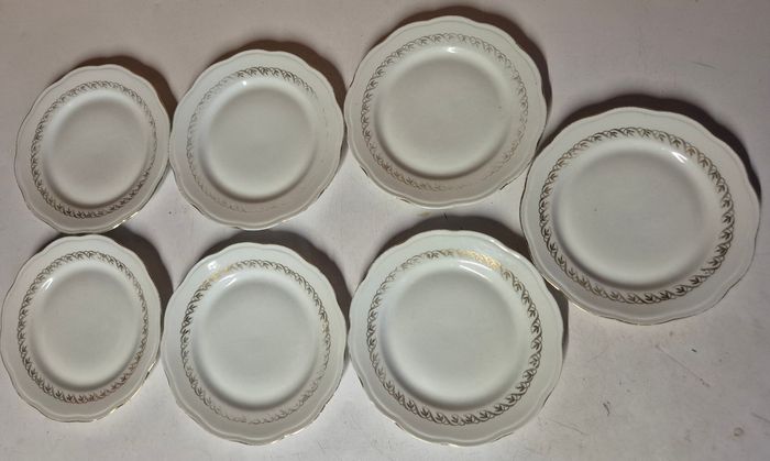 Lot 7 assiettes à dessert en porcelaine fine et dorures SFP société française de porcelaine - photo numéro 2