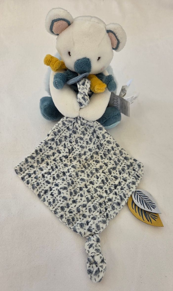 Doudou et compagnie peluche koala Yoca avec mouchoir