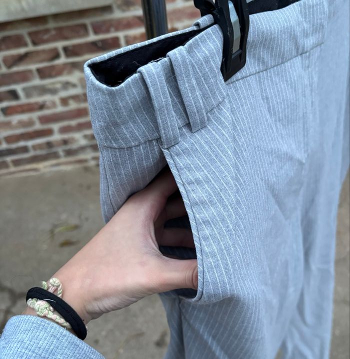🤍 Pantalon à fines rayures gris et blanc – Camaïeu – Taille 44 - photo numéro 3