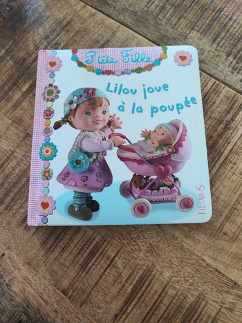 Livre p'tite fille joue a la poupée