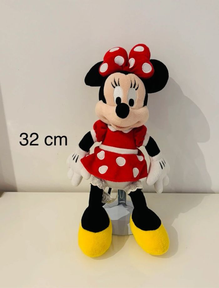 Disneyland Paris peluche 32 cm Minnie Mouse XL Disney Store Mickey Daisy Donald Dingo Aurore Frozen Elsa Anna Animator’s Collection Merida Ariel Raiponce Jasmine Belle Tiana Clochette Vaiana lot SOP77
