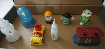 lots petits personnages et accessoires: