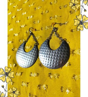 Boucles d’oreilles pendantes argentées style lune – reliefs discrets et chaîne fine
