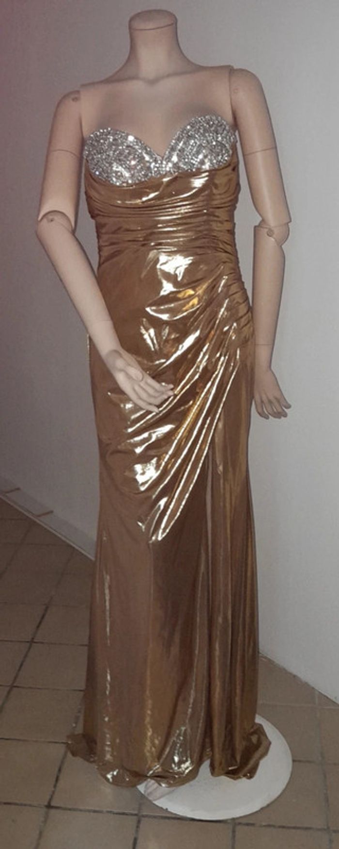 Très belle robe de cérémonie modèle zapaka noté eu 42 mais plutôt 40 - photo numéro 2