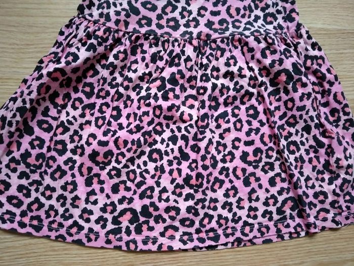 Robe rose. manches courtes.
Taille 3 ans 4 ans - photo numéro 3