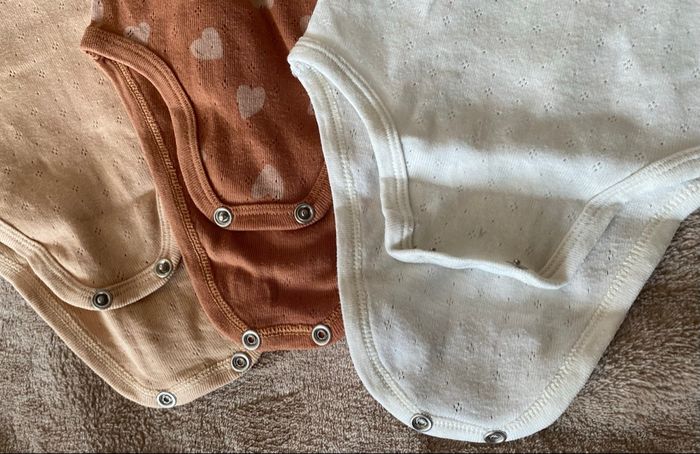 Lot de trois body débardeur - photo numéro 3