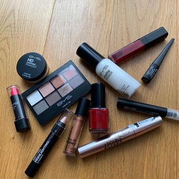 Lots maquillage bys et mascara offert