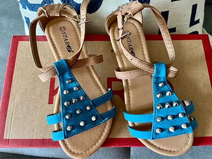 Jolies sandalettes fille taille 31 star neuves