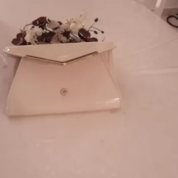 pochette écru vernis