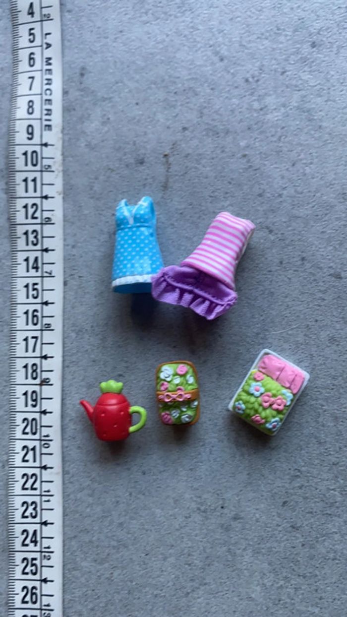 Lot accessoires jouet miniature pour mini poupée articulée - photo numéro 2